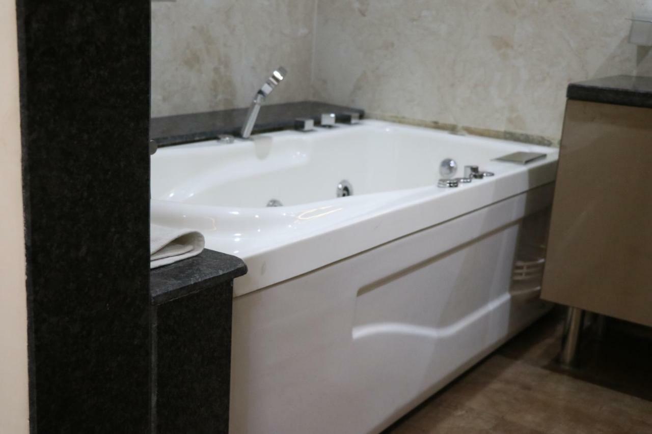 Hotel S.R. Residency Zirakpur Zewnętrze zdjęcie