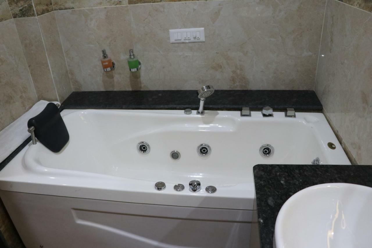 Hotel S.R. Residency Zirakpur Zewnętrze zdjęcie