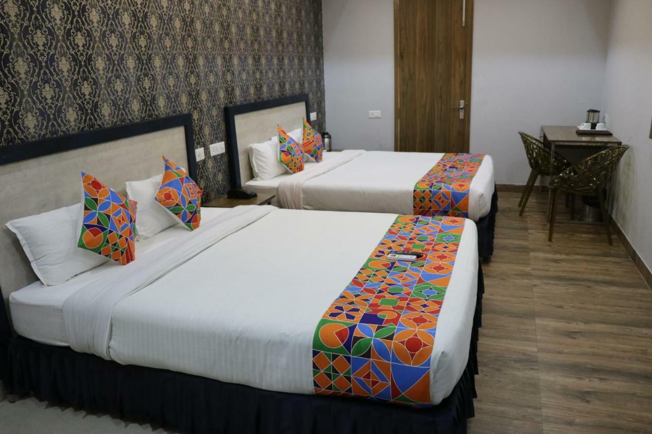 Hotel S.R. Residency Zirakpur Zewnętrze zdjęcie