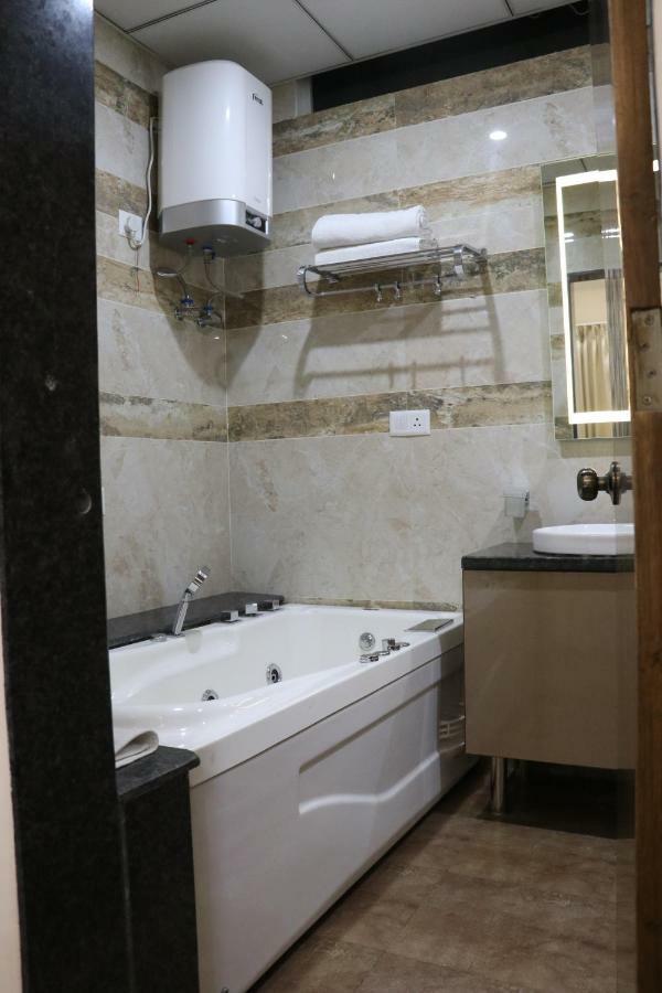 Hotel S.R. Residency Zirakpur Zewnętrze zdjęcie